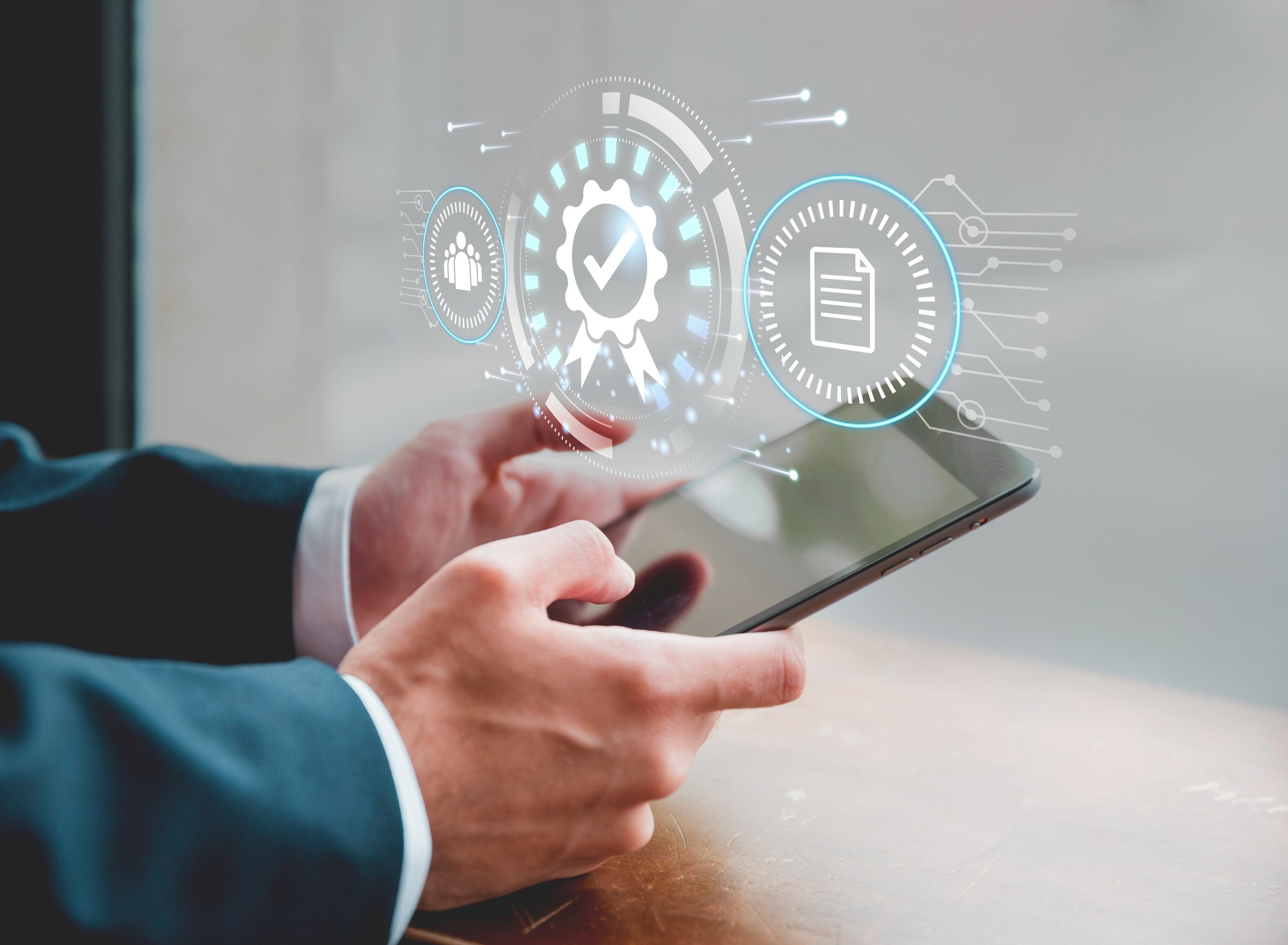 Des pictogrammes sortent d'une tablette numérique