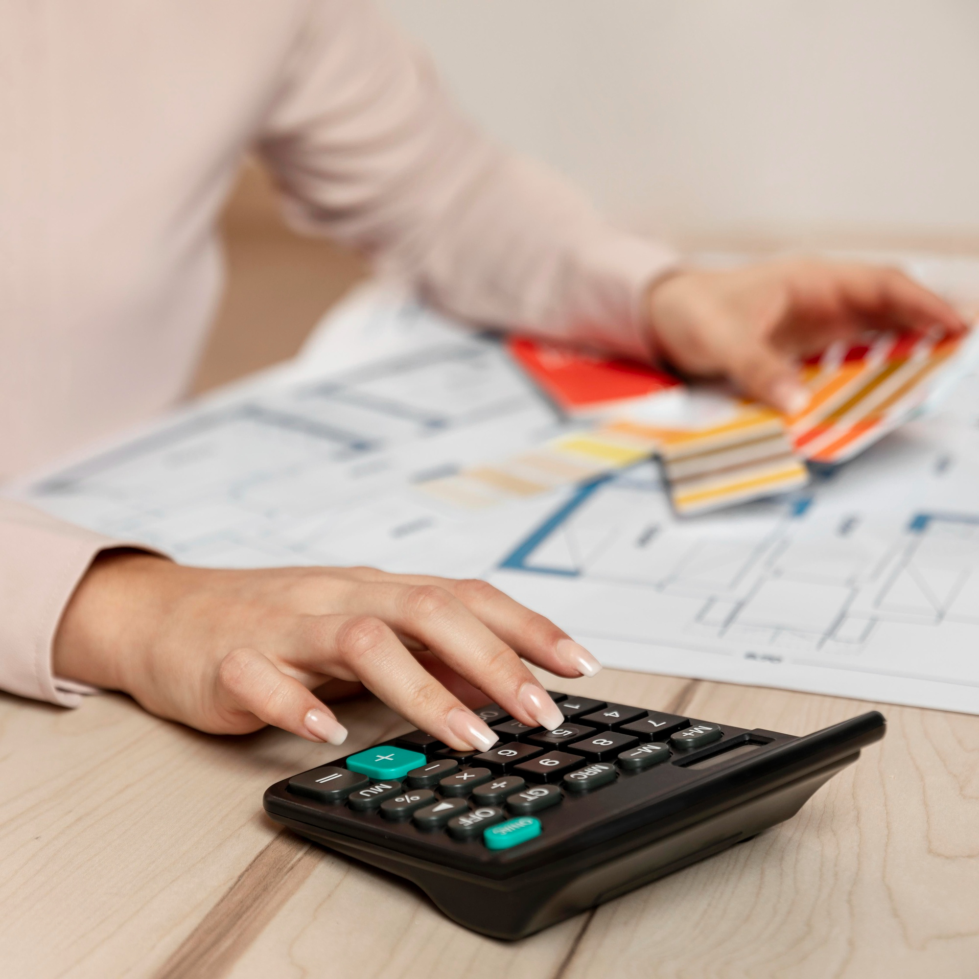 Une main sur une calculette