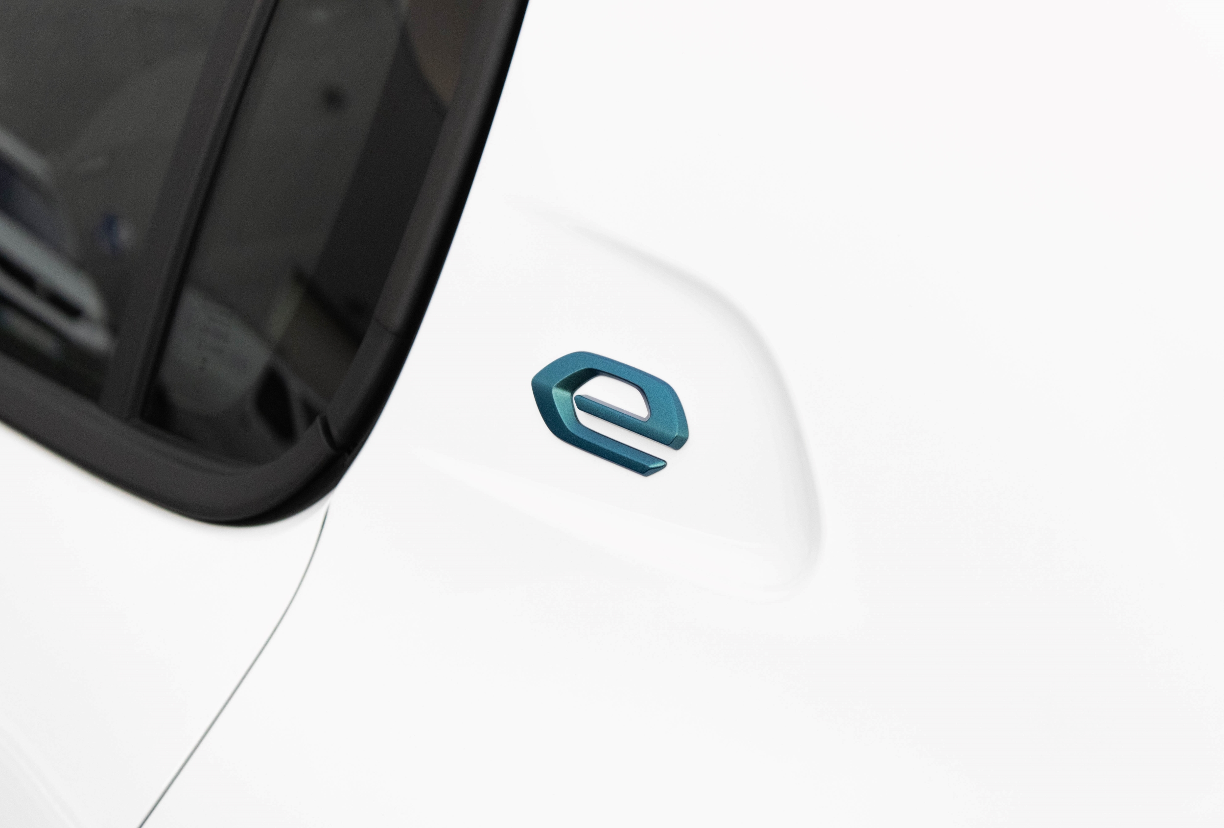 Logo d'un véhicule électrique Peugeot