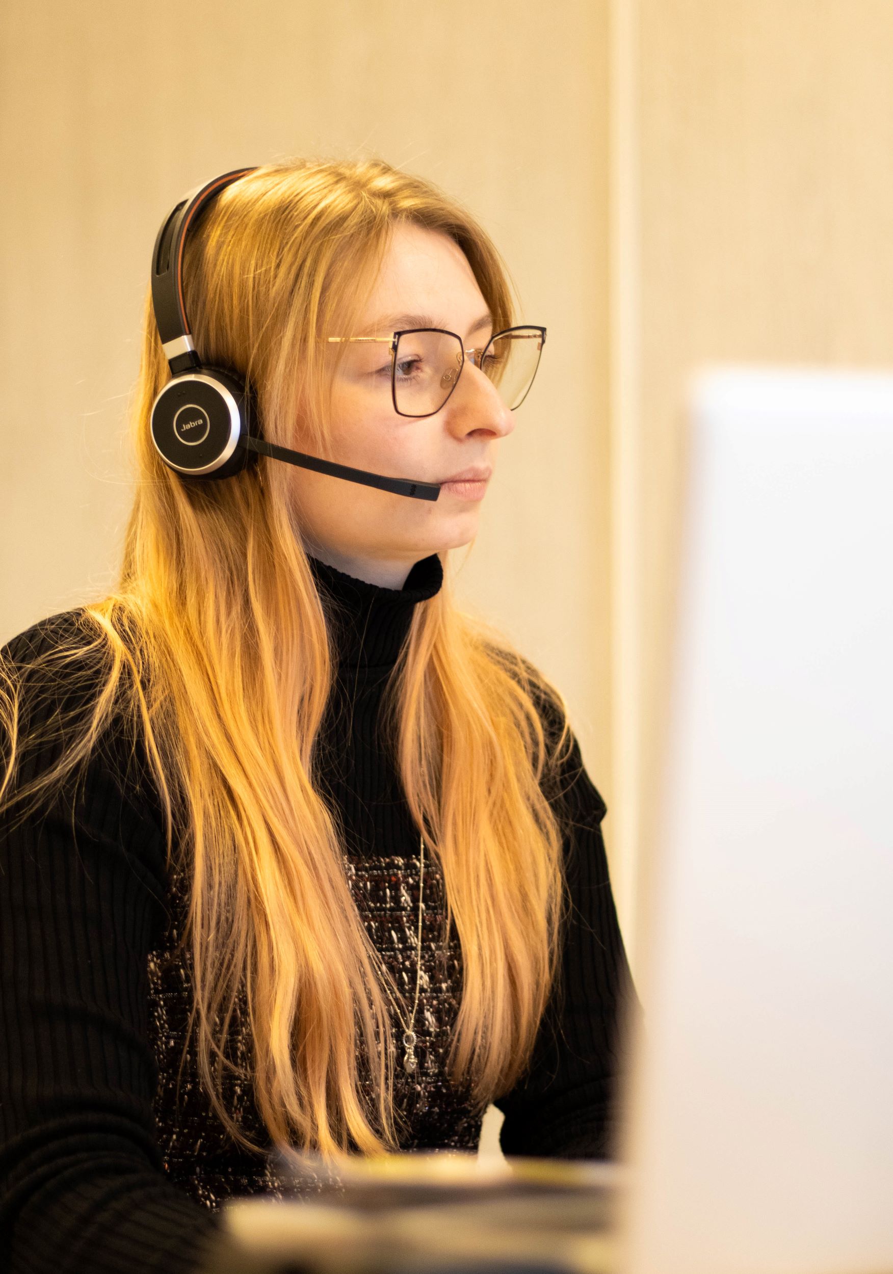 Une employée de Santerne Clermont-Ferrand avec un casque audio sur la tête