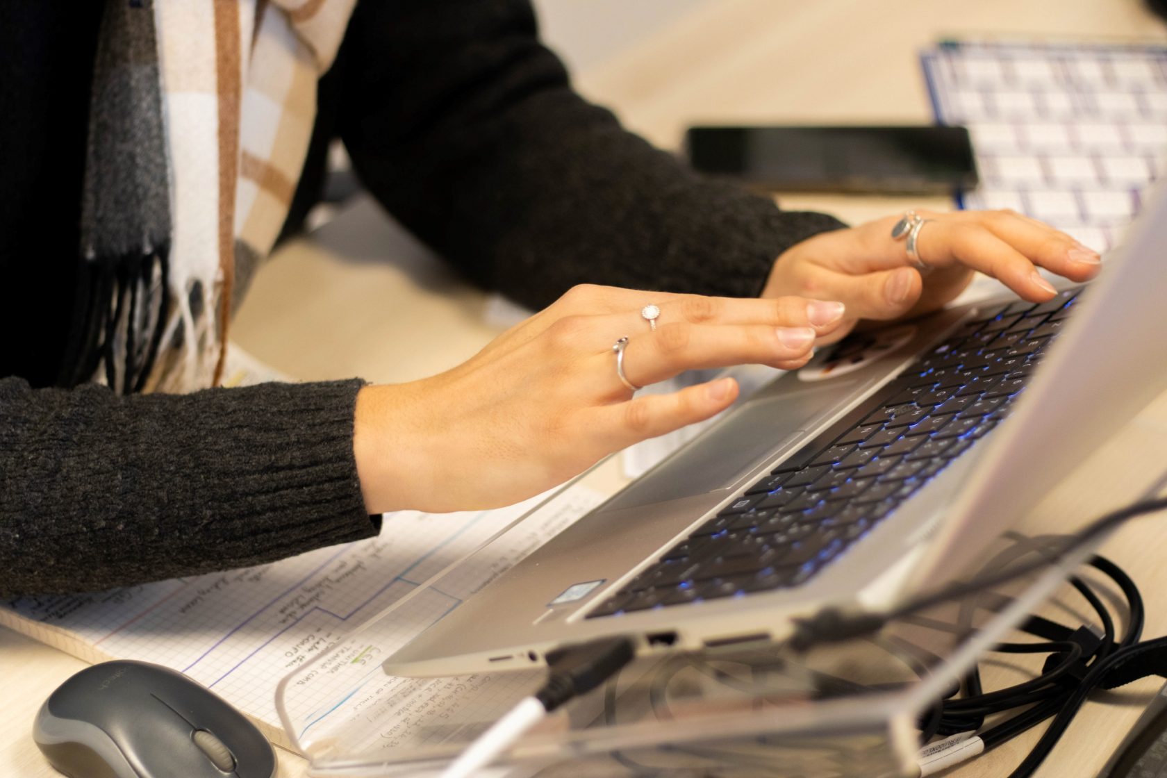 Mains qui tapent sur un clavier d'ordinateur