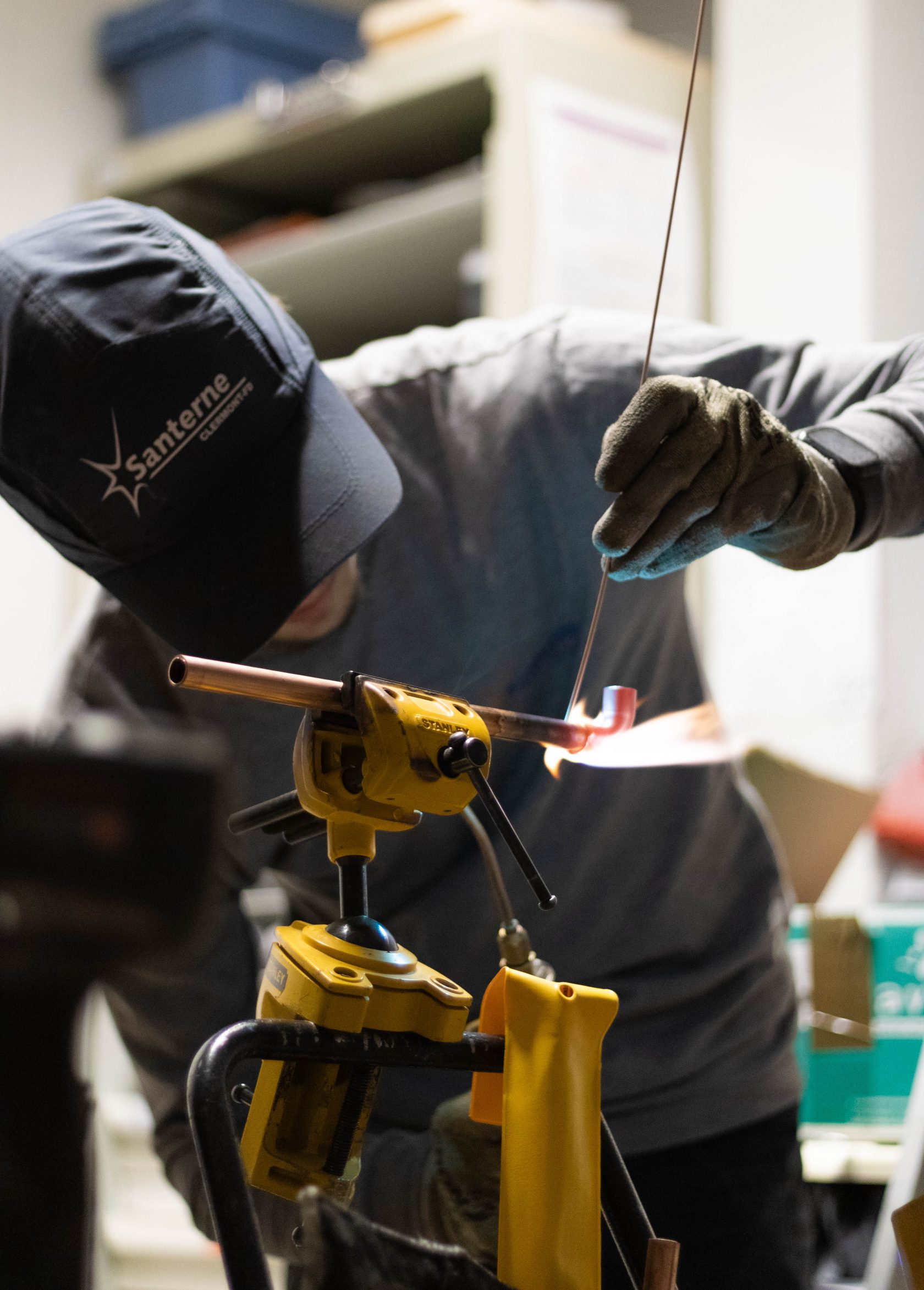 Un employé de Santerne Clermont-Ferrand effectue une soudure