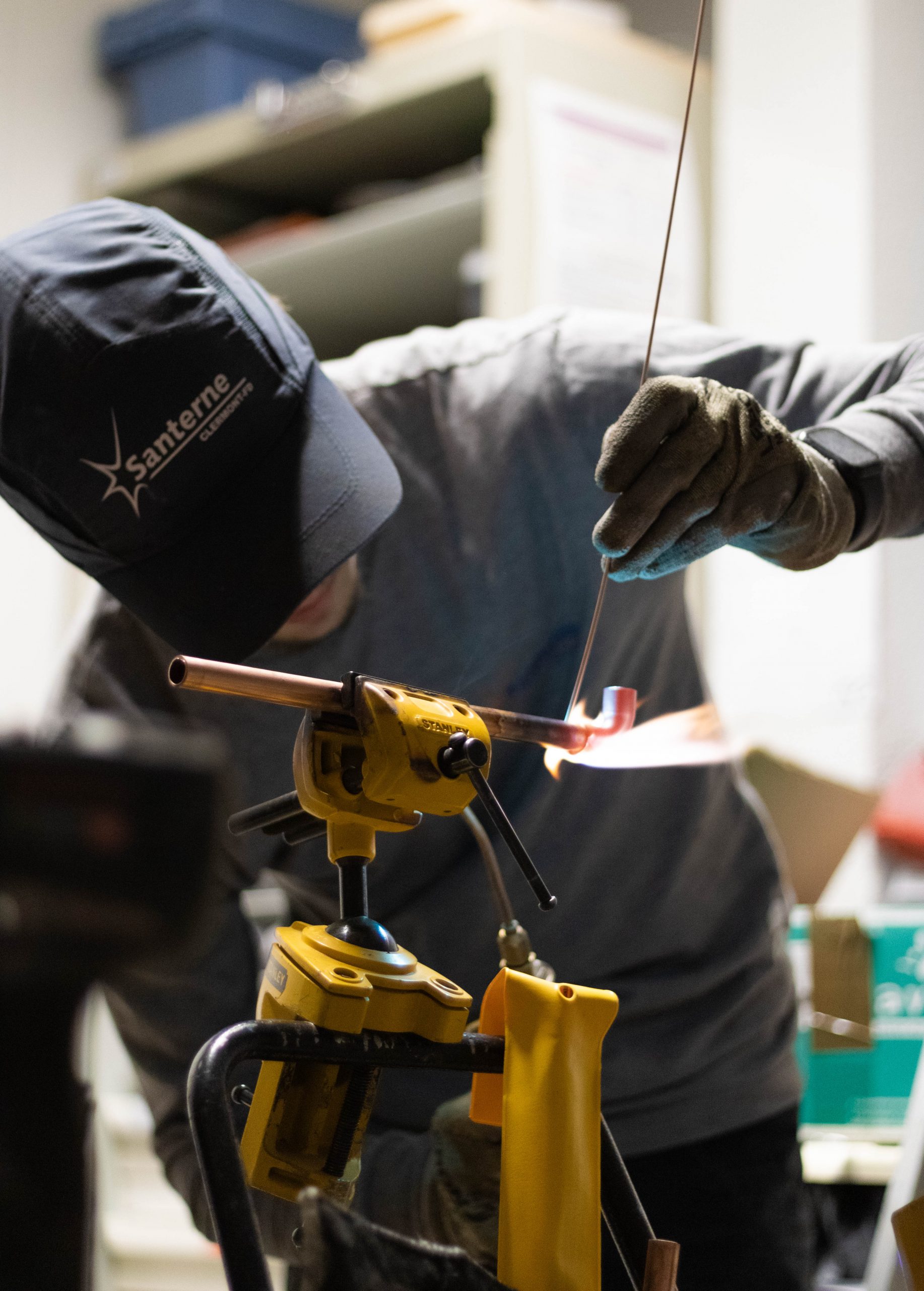 Un employé de Santerne Clermont-Ferrand effectue une soudure