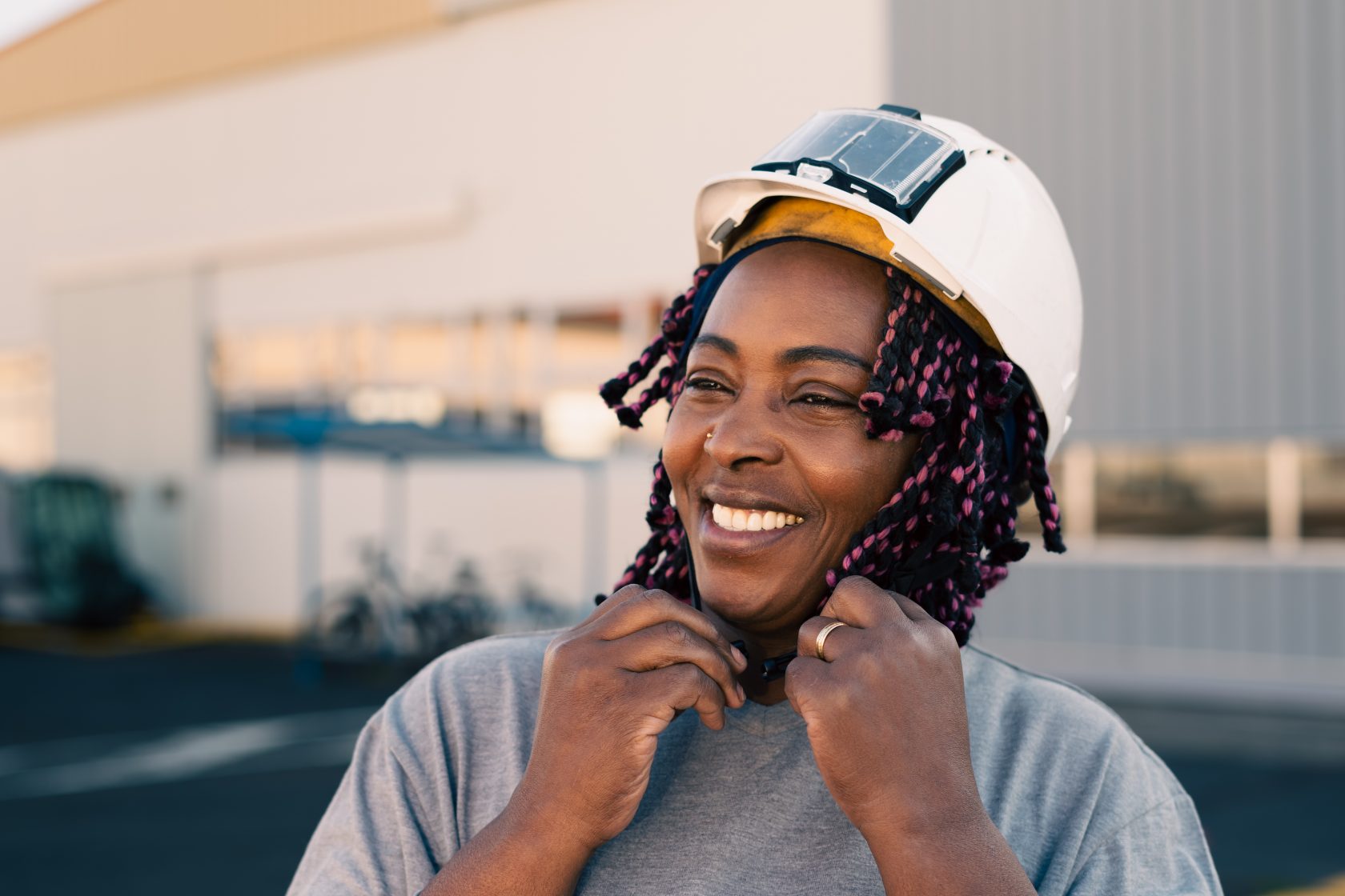 Technicienne qui met son casque de sécurité
